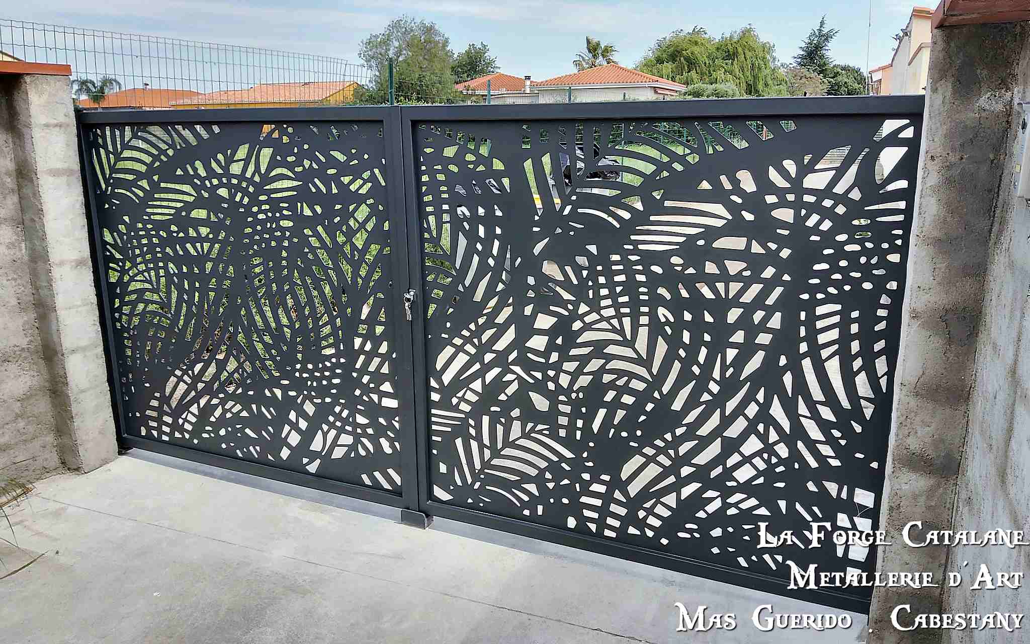 portail double vantaux en decoupe laser motif vegetal forge catalane.jpg